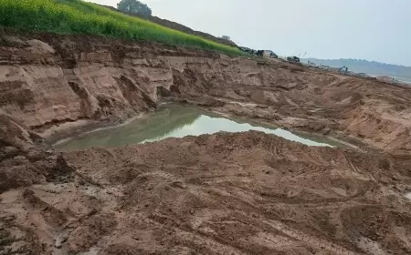 मौरम ठेकेदारों को अपने खेत से बालू निकलवाते बाँदा के किसान