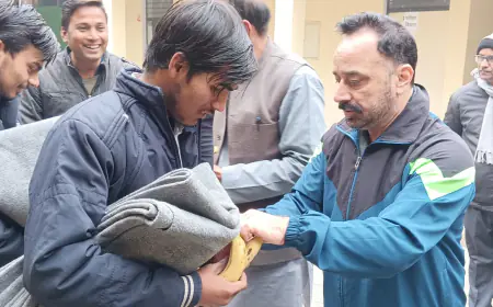 ज़िला न्यायाधीश एवं सीजेएम सहित अन्य अधिकारियों ने कंबल वितरण किया