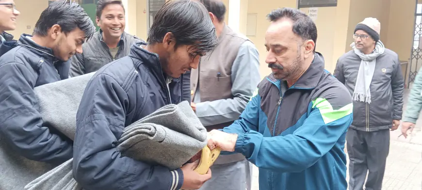 ज़िला न्यायाधीश एवं सीजेएम सहित अन्य अधिकारियों ने कंबल वितरण किया