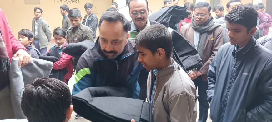ज़िला न्यायाधीश एवं सीजेएम सहित अन्य अधिकारियों ने कंबल वितरण किया