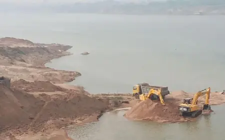 पूर्वांचल के बाहुबली सांडी मौरम खंड एक मे परिवहन निकासी को किसान का खेत रौंद रहे.....