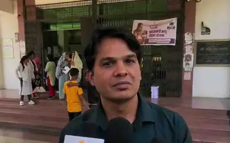 एफआईआर और निलंबन के विरोध मे डाक्टर विनीत सिंह पटेल का धरना...