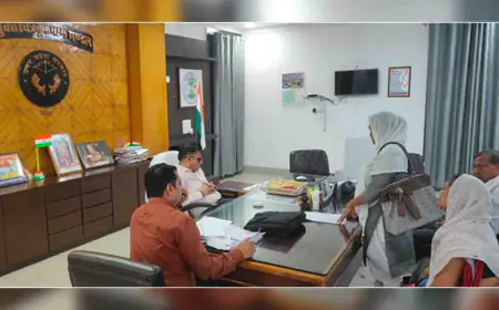 महिला किसान नेतृत्व कर्ता सहित ग्रामीण लोगों ने मंडल आयुक्त को सौंपा बांदा की पांच खदानों का लेखाजोखा