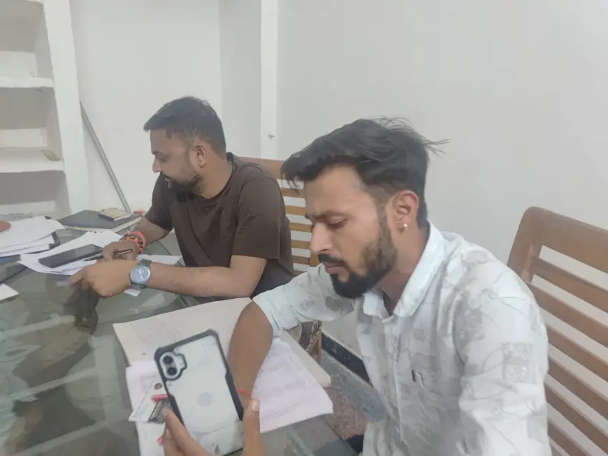 "मरौली खण्ड 6 ने बांटी खैरात, पत्रकारों से इंद्रा नगर प्रदूषण नियंत्रण बोर्ड की गली में मुलाकात"....