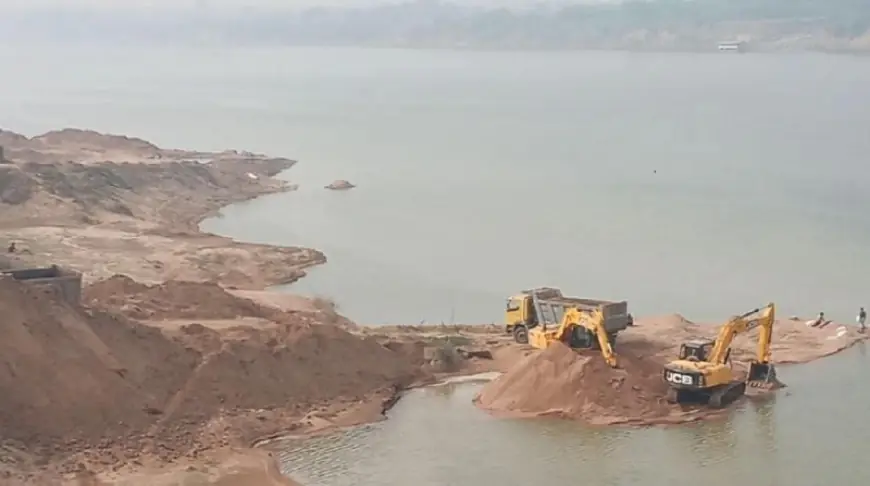 पूर्वांचल के बाहुबली सांडी मौरम खंड एक मे परिवहन निकासी को किसान का खेत रौंद रहे.....