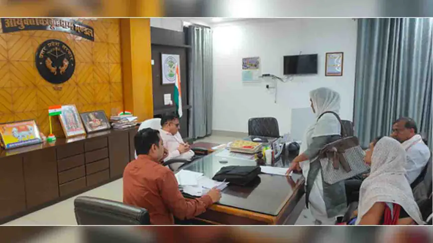 महिला किसान नेतृत्व कर्ता सहित ग्रामीण लोगों ने मंडल आयुक्त को सौंपा बांदा की पांच खदानों का लेखाजोखा